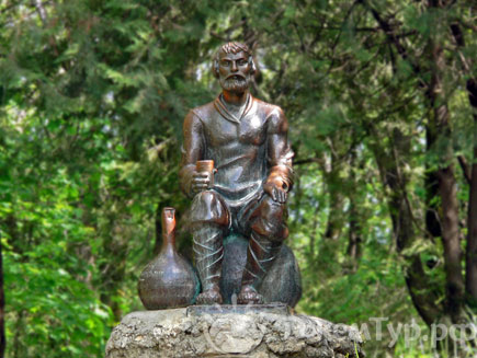 Cкульптура Мужичок - символ питьевого лечения минеральными водами в Ессентуках