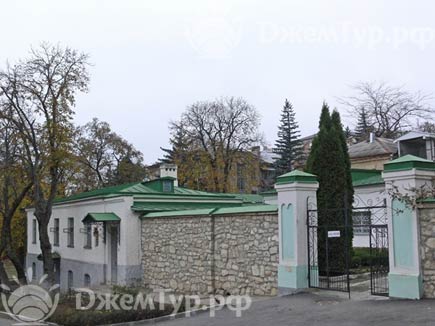 Вход в домик-музей Лермонтова в Пятигорке