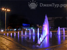 Вечерний фонтан на центральной площади города