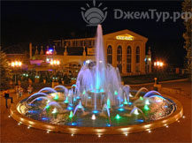 Ночной вид фонтана и Театра-парка