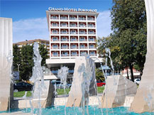 Вид на отель со стороны фонтана