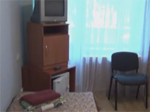 Видео 2-местный 1-комнатный улучшенный номер с ТВ и холодильником