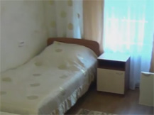 Видео 2-местный 1-комнатный улучшенный номер с ТВ и холодильником (2 вид)
