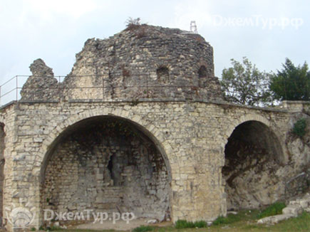 Древние постройки на территории Сухума